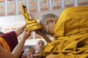 Его Святейшество Далай-лама благословляет статуэтку Будды, преподнесенную в дар группой из Таиланда, прочитавшей Мангала-сутту перед началом учений на площадке Калачакры. Бодхгая, штат Бихар, Индия. 4 января 2020 г. Фото: Тензин Чойджор.