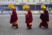 Старшие монахи сопровождают Его Святейшество Далай-ламу, направляющегося из тибетского монастыря на площадку Калачакры в начале первого дня учений из «Цикла учений Манджушри», начатых в прошлом году. Бодхгая, штат Бихар, Индия. 4 января 2020 г. Фото: Тензин Чойджор.