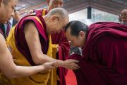 По прибытии на площадку Калачакры Его Святейшество Далай-лама приветствует Сакья Тризина Ринпоче. Бодхгая, штат Бихар, Индия. 4 января 2020 г. Фото: Тензин Чойджор.