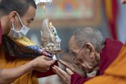 Монах передает ритуальный предмет Ганден Трисуру Ризонгу Ринпоче во время разрешения на практику Белой Тары, даруемого Его Святейшеством Далай-ламой в рамках «Цикла учений Манджушри», начатых в прошлом году. Бодхгая, штат Бихар, Индия. 4 января 2020 г. Фото: Тензин Чойджор.