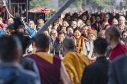 В начале заключительного дня учений Его Святейшество Далай-лама приветствует более 35000 верующих, собравшихся на площадке Калачакры. Бодхгая, штат Бихар, Индия. 6 января 2020 г. Фото: Тензин Чойджор.