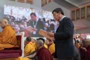 Представитель Доверительного фонда Его Святейшества Далай-ламы Джампхел Лхундруп зачитывает финансовый отчет по результатам пятидневных учений Его Святейшества. Бодхгая, штат Бихар, Индия. 6 января 2020 г. Фото: Тензин Чойджор.