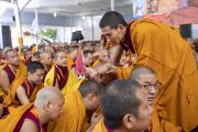 Монахи передают ритуальные объекты в рамках заключительных разрешений из «Цикла учений Манджушри», даруемых Его Святейшеством Далай-ламой. Бодхгая, штат Бихар, Индия. 6 января 2020 г. Фото: Тензин Чойджор.