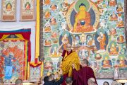 Занимая место на троне, Его Святейшество Далай-лама машет рукой верующим, собравшимся на площадке Калачакры. Бодхгая, штат Бихар, Индия. 6 января 2020 г. Фото: Тензин Чойджор.