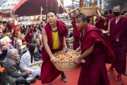 Монахи раздают пилюли долгой жизни в рамках заключительных разрешений из «Цикла учений Манджушри», даруемых Его Святейшеством Далай-ламой. Бодхгая, штат Бихар, Индия. 6 января 2020 г. Фото: Тензин Чойджор.