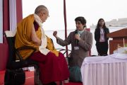 Директор Индийского института менеджмента в Бодхгае Винита Сахай благодарит Его Святейшество Далай-ламу за визит и прочитанную лекцию. Бодхгая, штат Бихар, Индия. 14 января 2020 г. Фото: Лобсанг Церинг.