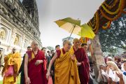 Совершая обхождение вокруг храма Махабодхи, Его Святейшество Далай-лама машет рукой паломникам. Бодхгая, штат Бихар, Индия. 17 января 2020 г. Фото: Тензин Чойджор.