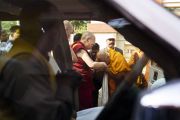 Члены администрации храма Махабодхи выражают почтение Его Святейшеству Далай-ламе по завершении паломничества, которое он совершил в заключительный день визита в Бодхгаю. Бодхгая, штат Бихар, Индия. 17 января 2020 г. Фото: Тензин Чойджор.
