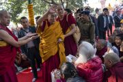 По прибытии в храм Махабодхи Его Святейшество Далай-лама приветствует паломников. Бодхгая, штат Бихар, Индия. 17 января 2020 г. Фото: Тензин Чойджор.