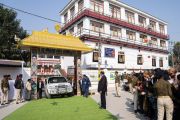 В заключительный день визита в Бодхгаю Его Святейшество Далай-лама направляется из тибетского монастыря в храм Махабодхи. Бодхгая, штат Бихар, Индия. 17 января 2020 г. Фото: Тензин Чойджор.