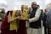 После обеда главный министр штата Бихар Нитиш Кумар преподносит Его Святейшеству Далай-ламе статую Будды. Патна, штат Бихар, Индия. 17 января 2020 г. Фото: Лобсанг Церинг.