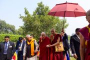 Его Святейшество Далай-лама и главный министр штата Бихар Нитиш Кумар направляются к месту высадки деревца в честь визита Далай-ламы в резиденцию главного министра. Патна, штат Бихар, Индия. 17 января 2020 г. Фото: Лобсанг Церинг.