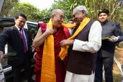 По прибытии в резиденцию главного министра штата Бихар Нитиша Кумара Его Святейшество Далай-лама обменивается с ним приветствиями. Патна, штат Бихар, Индия. 17 января 2020 г. Фото: Лобсанг Церинг.