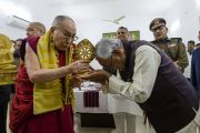 После обеда Его Святейшество Далай-лама преподносит главному министру штата Бихар Нитишу Кумару изображение колеса Дхармы. Патна, штат Бихар, Индия. 17 января 2020 г. Фото: Лобсанг Церинг.