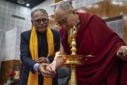 Его Святейшество Далай-лама и главный судья штата Бихар Санджай Карол зажигают традиционный светильник в знак открытия программы визита в юридическую академию штата Бихар. Патна, штат Бихар, Индия. 18 января 2020 г. Фото: Лобсанг Церинг.