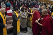 По завершении лекции в юридической академии штата Бихар Его Святейшество Далай-лама пожимает руки слушателям. Патна, штат Бихар, Индия. 18 января 2020 г. Фото: Лобсанг Церинг.