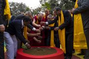Его Святейшество Далай-лама, главный судья штата Бихар Санджай Карол и другие судьи верховного суда Патны высаживают деревце в память о визите Далай-ламы в юридическую академию штата Бихар. Патна, штат Бихар, Индия. 18 января 2020 г. Фото: Лобсанг Церинг.