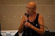 Вэлло Вяртну выступает на конференции «Буддизм и Австралия».
