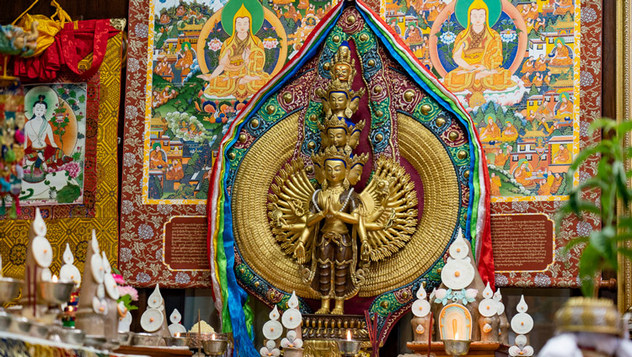 Далай-лама даровал посвящение Авалокитешвары онлайн