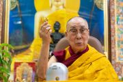Его Святейшество Далай-лама в онлайн-режиме дарует посвящение Авалокитешвары последователям из разных стран мира. Дхарамсала, штат Химачал-Прадеш, Индия. 30 мая 2020 г. Фото: дост. Тензин Джампхел.