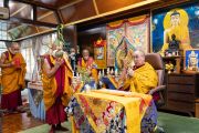 Помощники держат ритуальные предметы во время посвящения Авалокитешвары, даруемого Его Святейшеством Далай-ламой онлайн. Дхарамсала, штат Химачал-Прадеш, Индия. 30 мая 2020 г. Фото: дост. Тензин Джампхел.