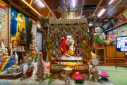 Вид на павильон с мандалой Авалокитешвары и расположенные рядом с ним ритуальные предметы во время посвящения Авалокитешвары, даруемого Его Святейшеством Далай-ламой онлайн. Дхарамсала, штат Химачал-Прадеш, Индия. 30 мая 2020 г. Фото: дост. Тензин Джампхел.