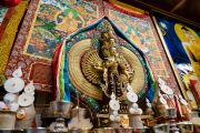 Статуя Тысячерукого и Тысячеглазого Авалокитешвары, установленная на столе рядом с Его Святейшеством Далай-ламой во время посвящения Авалокитешвары, даруемого онлайн. Дхарамсала, штат Химачал-Прадеш, Индия. 30 мая 2020 г. Фото: дост. Тензин Джампхел.