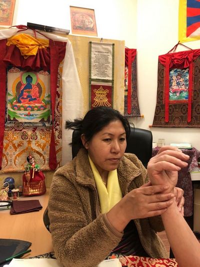 В Москве продолжает вести прием тибетский доктор Джампа Вангмо