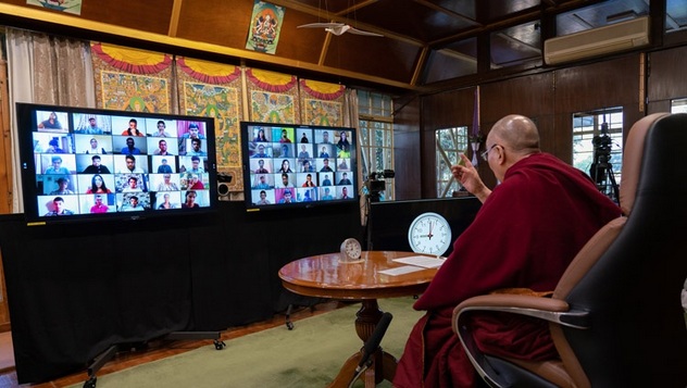 Далай-лама принял участие в беседе о цели жизни, организованной Индийским технологическим институтом в Бомбее