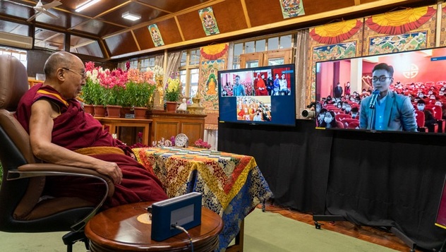 Далай-лама побеседовал с юными монголами о буддизме и науке