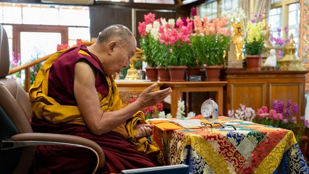 Далай-лама даровал учения по «Трем основам пути»