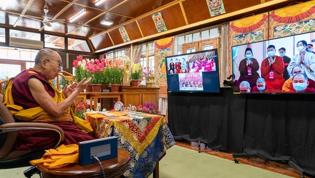 Далай-лама даровал учения по «Трем основам пути»