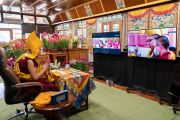 По завершении трехдневных онлайн-учений Его Святейшества Далай-ламы для буддистов Монголии монахи монастыря Гандантегченлинг возносят молитвы. Дхарамсала, штат Химачал-Прадеш, Индия. 13 марта 2021 г. Фото: дост. Тензин Джампхел.