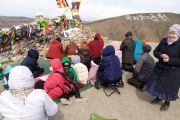 Члены тувинского Общества Друзей Тибета собрались на священной горе, чтобы провести молебен в честь Панчен-ламы.
