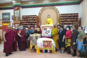 Участники собрания, проведенного в Центральном хуруле Калмыкии «Золотая обитель Будды Шакьямуни» по случаю Дня рождения Панчен-ламы XI Гендуна Чокьи Ньимы.