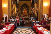 Участники Общества Друзей Тибета в Санкт-Петербурге и монахи Санкт-Петербургского буддийского храма «Дацан Гунзэчойнэй» проводят молебен в честь Панчен-ламы.