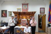 Представители тибетской общины Москвы проводят молебен о долголетии Панчен-ламы.