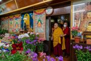 Его Святейшество Далай-лама входит в гостиную в своей резиденции, откуда он будет даровать онлайн-учения по случаю праздника Сага Дава. Дхарамсала, штат Химачал-Прадеш, Индия. 26 мая 2021 г. Фото: дост. Тензин Джампхел