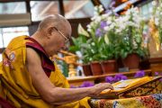 Его Святейшество Далай-лама дарует онлайн-учения по сочинению Чже Цонкапы «Три основы пути» по случаю праздника Сага Дава. Дхарамсала, штат Химачал-Прадеш, Индия. 26 мая 2021 г. Фото: дост. Тензин Джампхел