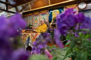 Его Святейшество Далай-лама проводит церемонию зарождения бодхичитты во время онлайн-учений по случаю праздника Сага Дава. Дхарамсала, штат Химачал-Прадеш, Индия. 26 мая 2021 г. Фото: дост. Тензин Джампхел