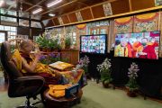 Старшие монахи монгольского монастыря Гандан совершают традиционные подношения Его Святейшеству Далай-ламе перед началом его онлайн-учений по случаю праздника Сага Дава. Дхарамсала, штат Химачал-Прадеш, Индия. 26 мая 2021 г. Фото: дост. Тензин Джампхел