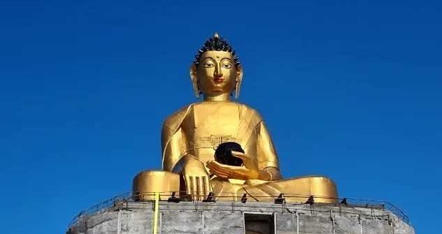 В Туве на горе Догээ в окрестности Кызыла водружена статуя Будды. Общая высота сооружения – 21 м.