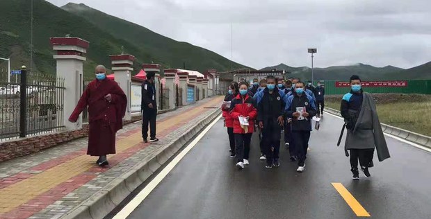 После закрытия тибетской школы в округе Голок сироты и дети, приехавшие издалека, оказались на улице