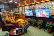 В начале первого дня онлайн-учений Его Святейшества Далай-ламы, организованных по просьбе буддистов из Азии, монах из Таиланда читает Мангала-сутту на пали. Дхарамсала, штат Химачал-Прадеш, Индия. 8 сентября 2021 г. Фото: дост. Тензин Джампхел.