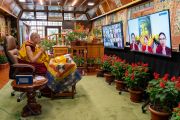 В начале второго дня онлайн-учений Его Святейшества Далай-ламы, организованных по просьбе буддистов из Азии, группа буддистов из Индонезии читает «Сутру сердца». Дхарамсала, штат Химачал-Прадеш, Индия. 9 сентября 2021 г. Фото: дост. Тензин Джампхел.