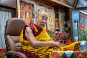 Его Святейшество Далай-лама во время второго дня онлайн-учений по трактату Чандракирти «Введение в мадхьямаку» и автокомментарию к нему. Дхарамсала, штат Химачал-Прадеш, Индия. 9 сентября 2021 г. Фото: дост. Тензин Джампхел.