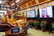 Во время второго дня онлайн-учений Его Святейшества Далай-ламы, организованных по просьбе буддистов из Азии, одна из слушательниц задает духовному лидеру вопрос. Дхарамсала, штат Химачал-Прадеш, Индия. 9 сентября 2021 г. Фото: дост. Тензин Джампхел.