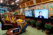 По завершении первого дня онлайн-учений для буддистов из Азии президент Тибетского буддийского центра в Сингапуре Уини Ын благодарит Его Святейшество Далай-ламу. Дхарамсала, штат Химачал-Прадеш, Индия. 8 сентября 2021 г. Фото: дост. Тензин Джампхел.