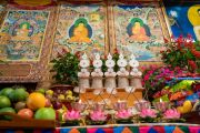 Подношения, стоящие на алтаре позади Его Святейшества Далай-ламы во время двухдневных онлайн-учений для буддистов из Азии. Дхарамсала, штат Химачал-Прадеш, Индия. 8–9 сентября 2021 г. Фото: дост. Тензин Джампхел.