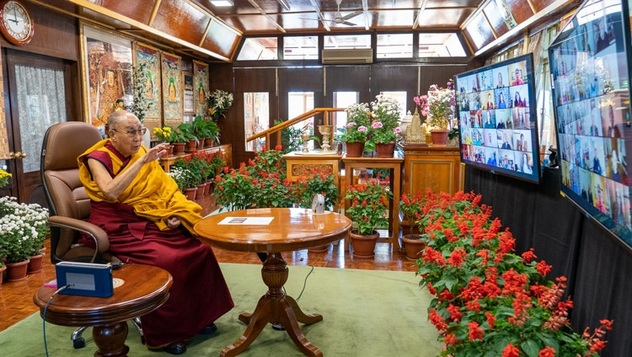 Далай-лама принял участие в беседе о воспитании сострадания и достоинства в школах